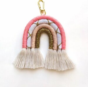 Seizoen Lente - Macrame Regenboog Sleutelhanger - Macrame Tas Riem - Regenboog Sleutelhanger - Cadeau Sleutelhanger - Handgemaakte Gebreide Sleutelhanger - Handgemaakte Macrame - Model 005 - Afbeelding 3